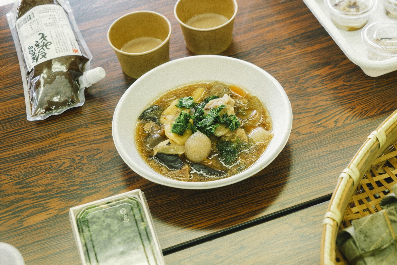 松阪牛の牛筋と地元松阪産の大豆、米麹を仕込み非加熱性の生味噌とのマリアージュ「とっとき汁」でちょっと贅沢な時間を楽しんで。